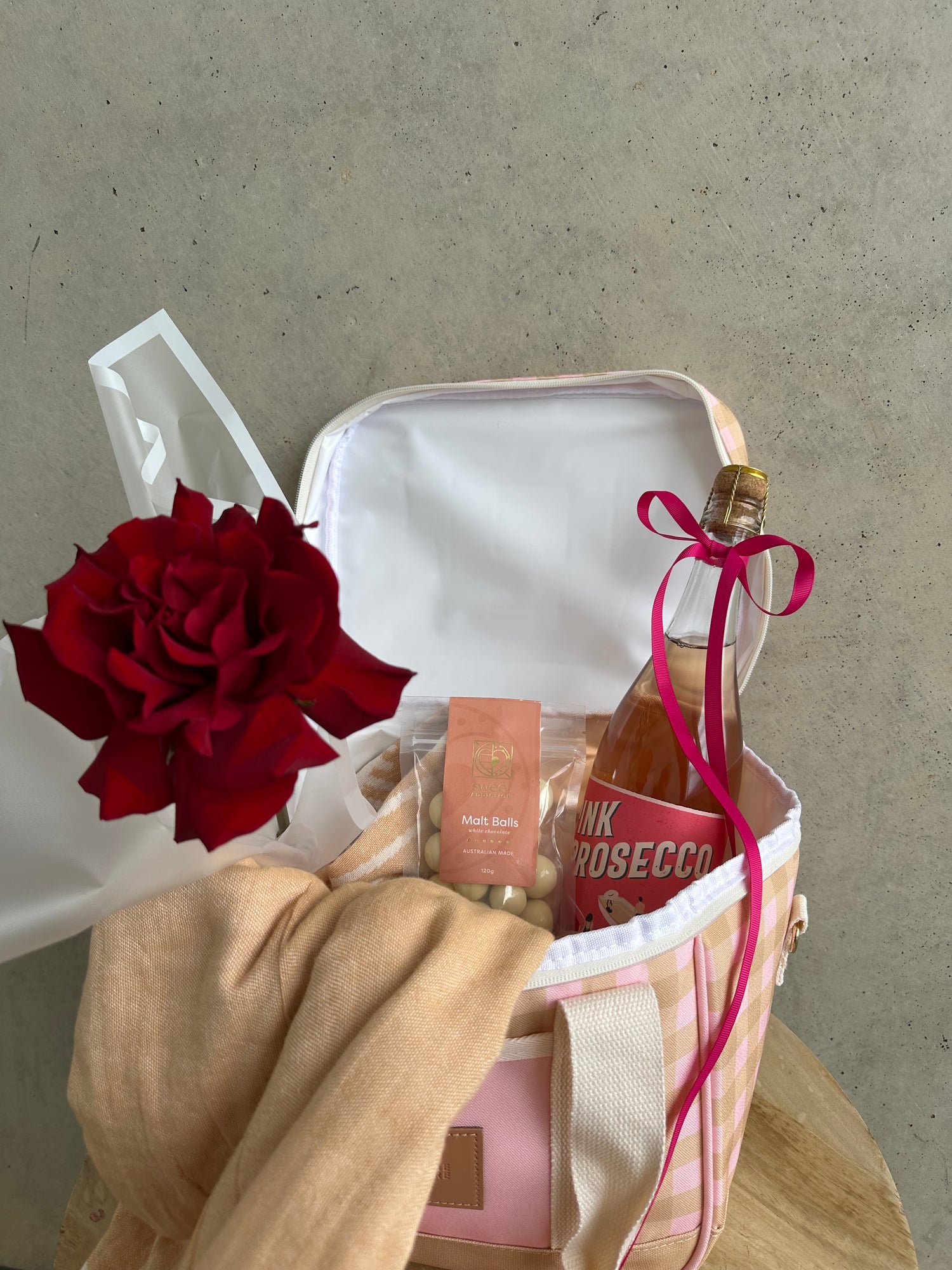Valentine’s Pink Prosecco Picnic Hamper