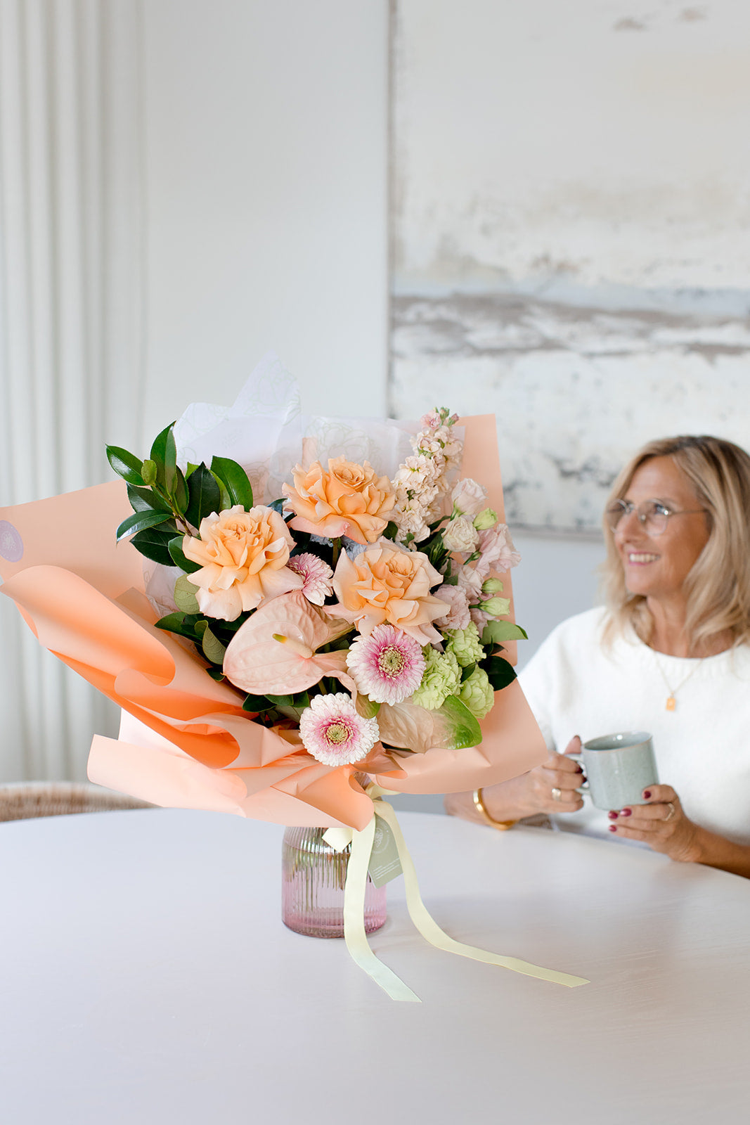 Mum's Bouquet in a Free Glass Vase – Mother's Day